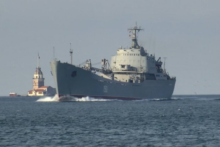 Rus savaş gemisi Saratov İstanbul Boğazı'ndan ge&ccedil;ti