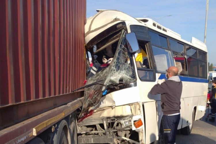 İş&ccedil;i servisi tıra &ccedil;arptı: 1 &ouml;l&uuml; 15 yaralı