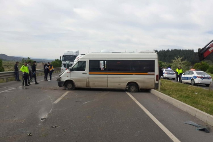 Kahramanmaraş'ta iş&ccedil;i servisi bariyere &ccedil;arpı: 4 yaralı