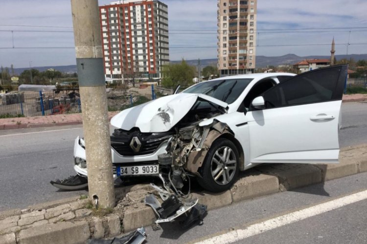 Kaza yapan s&uuml;r&uuml;c&uuml;, otomobili bırakıp ka&ccedil;tı