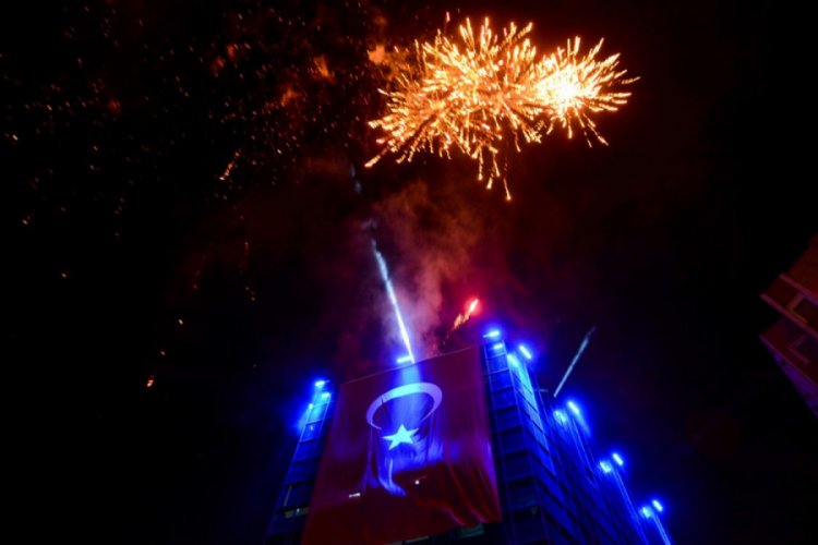 Bursa Karacabey'de binlerce kişi tek y&uuml;rek oldu