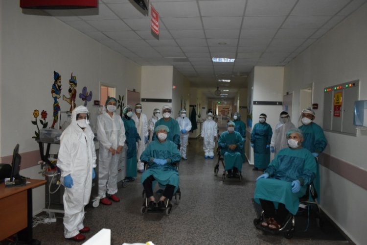 Osmaniye'de koronavir&uuml;s&uuml; yenen 3 hasta, alkışlarla taburcu edildi