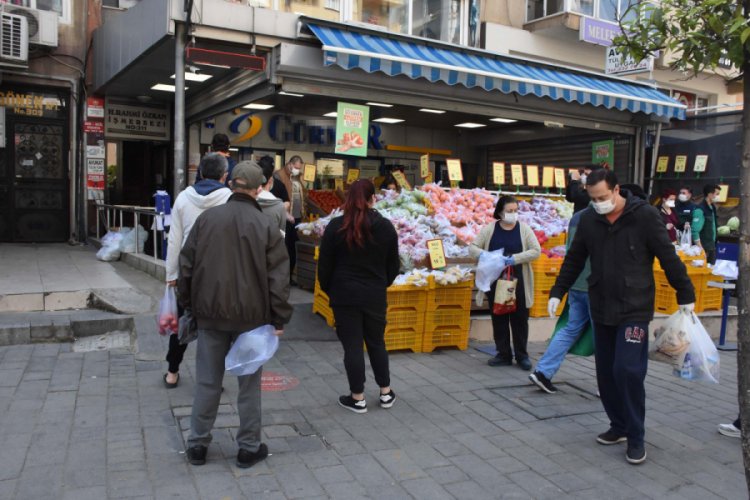 İzmir'de marketlerde yoğunluk
