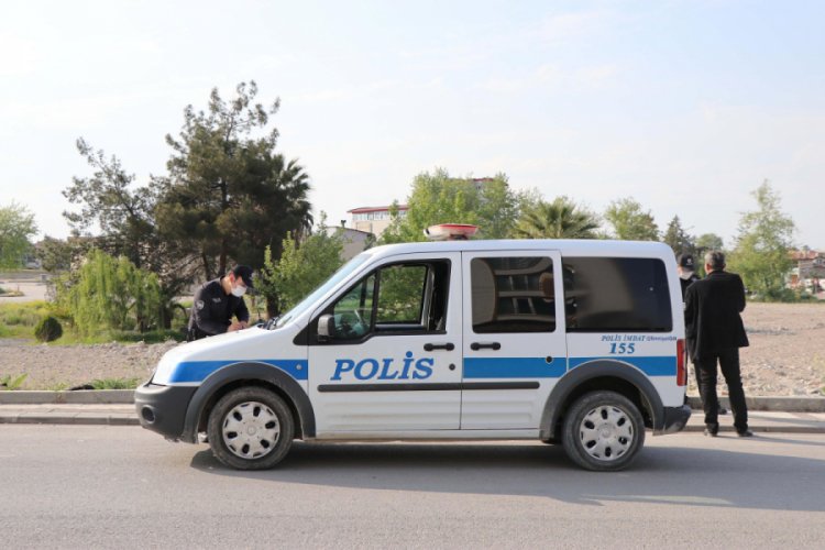 Sokağa &ccedil;ıkma yasağına uymayarak, ağa&ccedil;lık alanda i&ccedil;ki i&ccedil;ince ceza kesildi