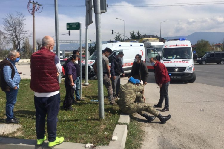 Askeri ambulans otomobille &ccedil;arpıştı: 5 yaralı