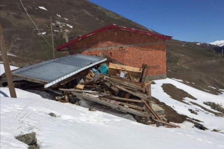 Rize'de &ccedil;ığ 1 evi yıktı