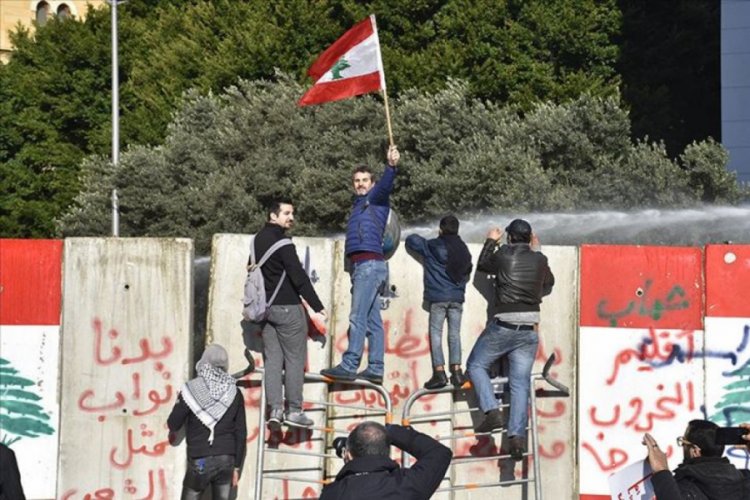 L&uuml;bnan'ın bir&ccedil;ok kentinde ekonomik kriz protesto edildi
