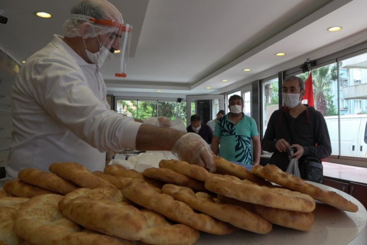 Kısıtlamaya rağmen vatandaşlar pide kuyruğunda