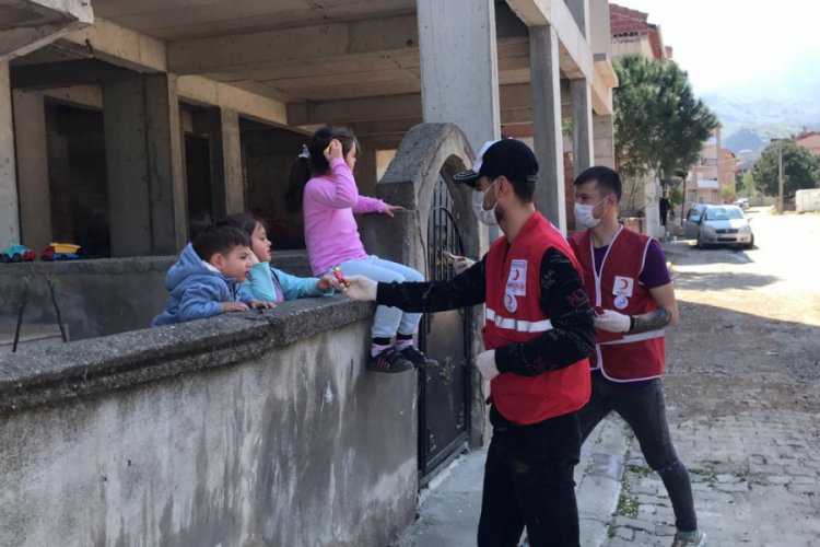 Bursa'da İneg&ouml;lsporlu futbolcular T&uuml;rk Kızılayı ile ihtiya&ccedil; sahiplerine erzak dağıttı