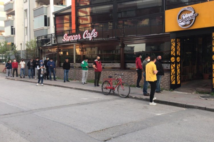Bursa'da pide kuyruğuna kısıtlama engel olamadı