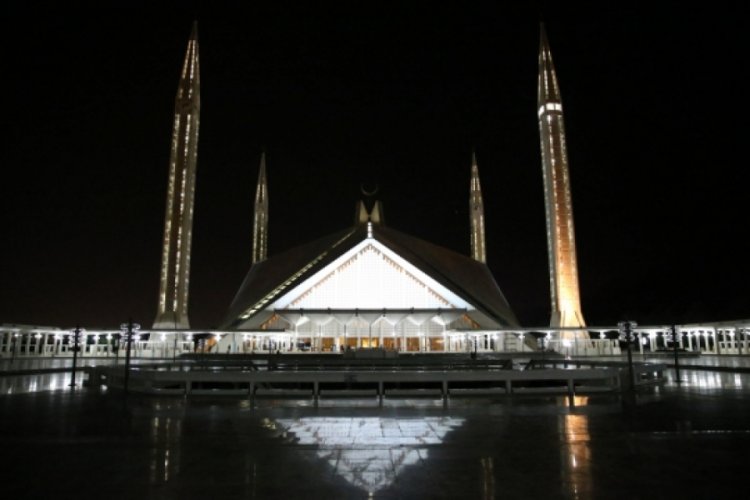 Pakistan'da ilk teravih namazı kılındı