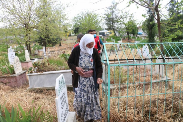 80 yaşındaki şehit annesi oğlunun mezarına g&ouml;t&uuml;r&uuml;ld&uuml;
