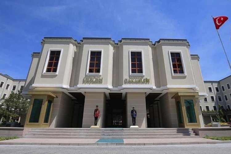 Bakanlıktan "Atat&uuml;rk'&uuml;n resmi yok" iddialara yalanlama