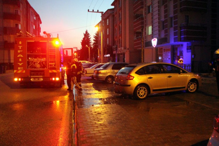 Kavga ettiği babasının otomobilini ateşe verdi