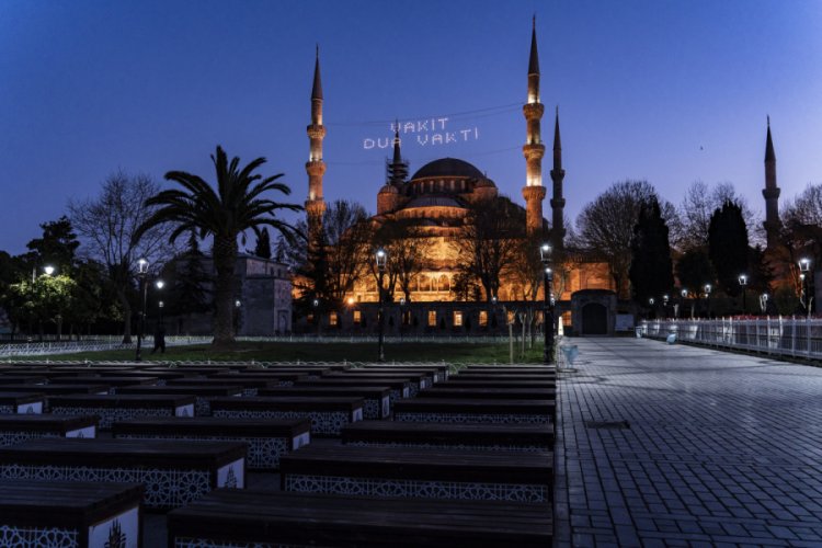 Sultan Ahmet Meydanı'nda koronavir&uuml;s sessizliği