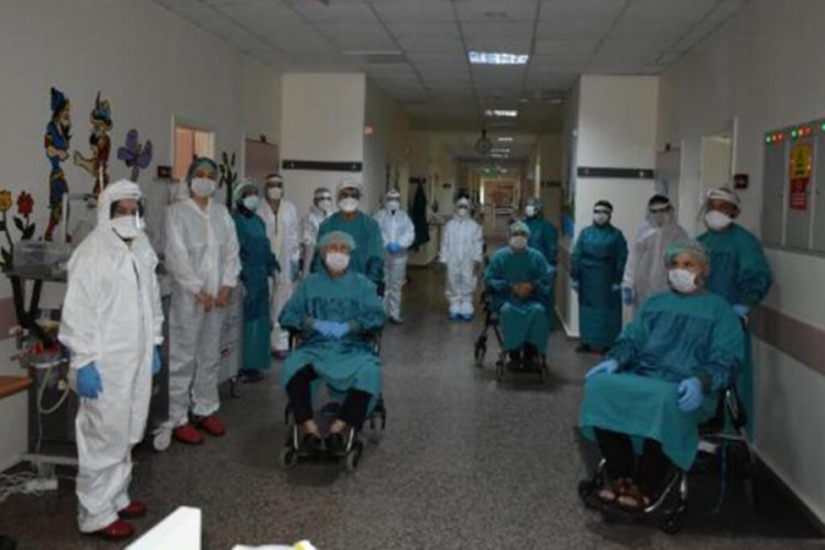 Koronavir&uuml;s&uuml; yenen 3 hasta alkışlarla taburcu edildi