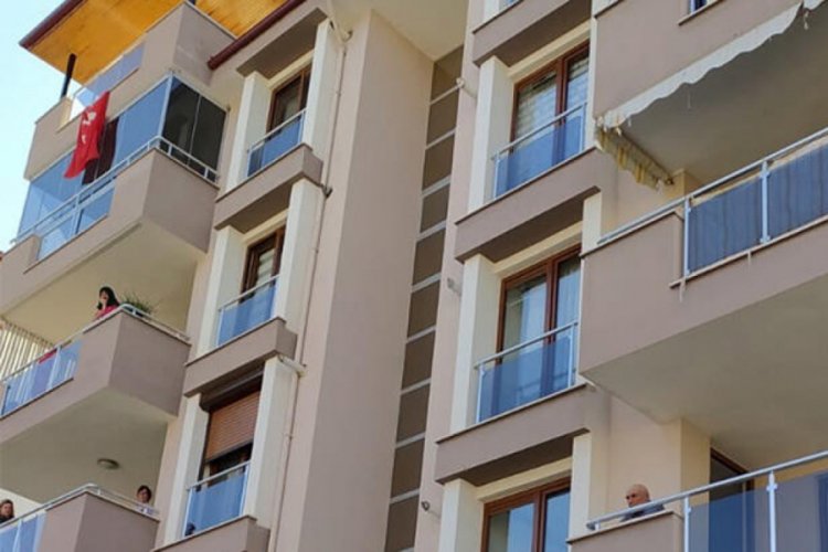 Komşusunu 3 yerinden bı&ccedil;aklayıp hi&ccedil;bir şey olmamış gibi evinde oturmaya devam etti