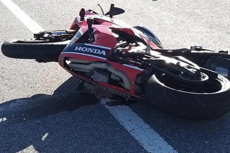 Bariyere &ccedil;arpan motosikletteki 2 kişi &ouml;ld&uuml;