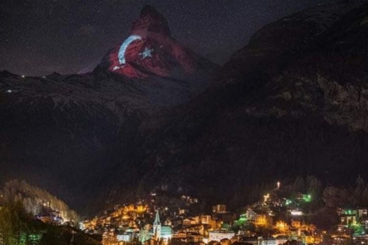 T&uuml;rk bayrağı sil&uuml;etiyle dayanışma mesajı