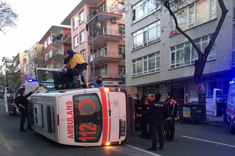 Ambulans ile otomobil &ccedil;arpıştı: 3 yaralı