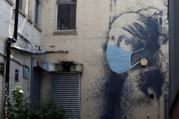 Banksy'den 'İnci K&uuml;peli Kız'a corona g&uuml;ncellemesi!