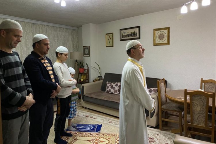 Kuzey Makedonya'da Kovid-19 nedeniyle teravih namazları evde kılınıyor