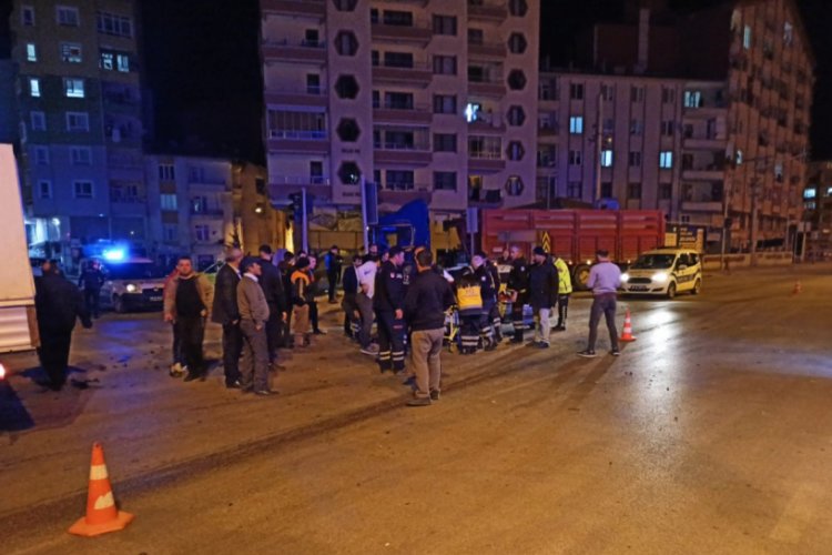 Kavşakta iki otomobil &ccedil;arpıştı: 3 yaralı