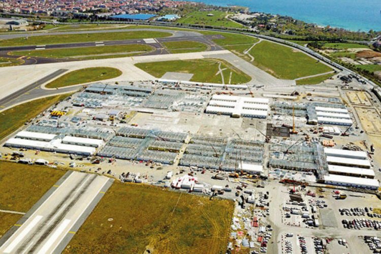 Havalimanındaki inşaatta &ccedil;atı g&ouml;r&uuml;nd&uuml;