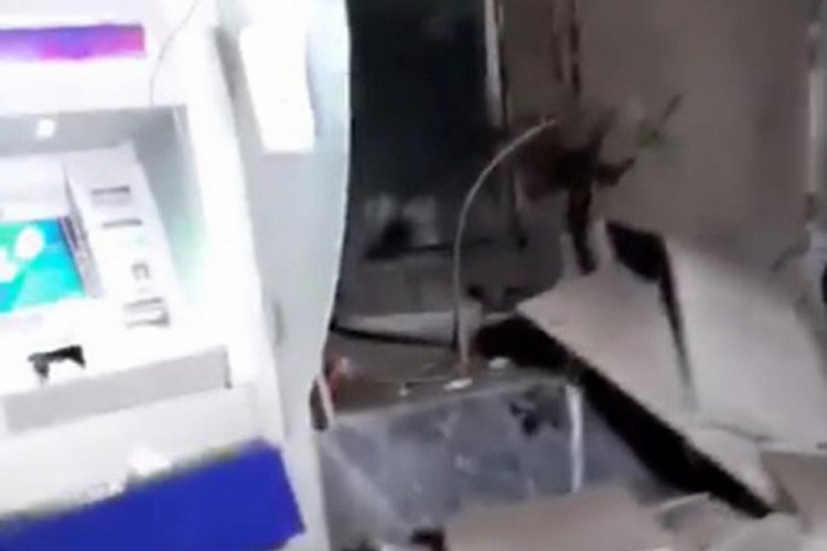 L&uuml;bnan'da bankaya bombalı saldırı