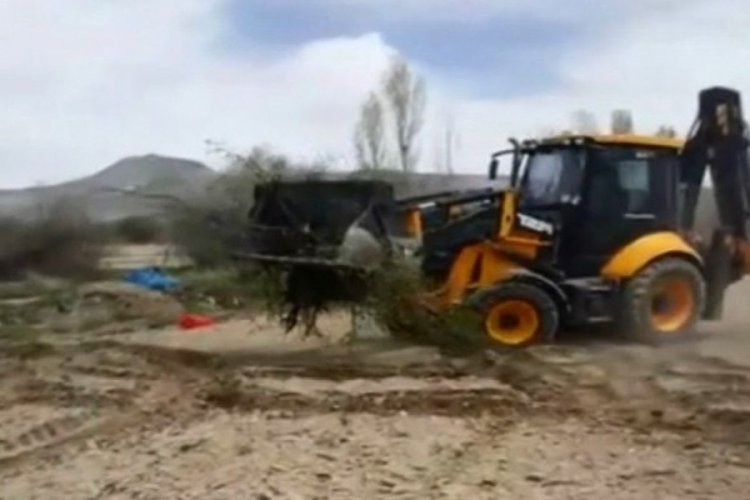 Kayserili &ccedil;ift&ccedil;i 200 kayısı ağacını don vurunca s&ouml;kt&uuml;rd&uuml;