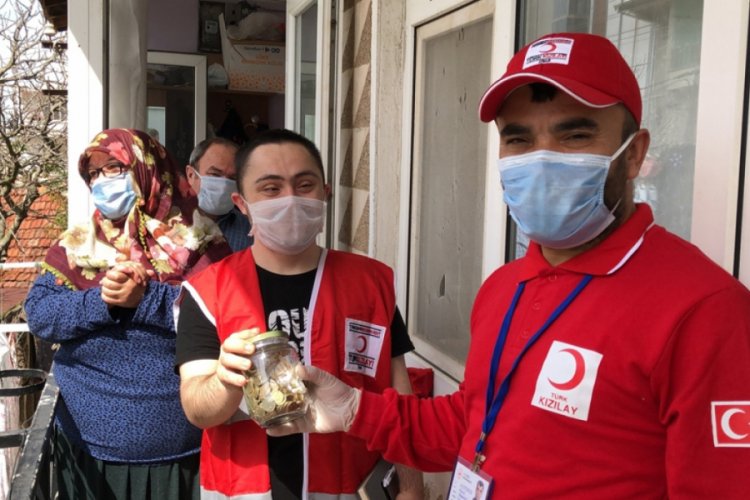 Down sendromlu gen&ccedil; kumbarasını Kızılay'a bağışladı