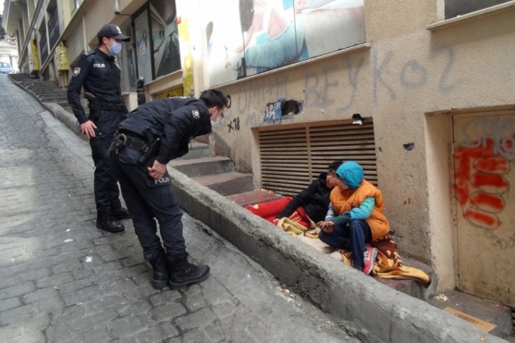 'Babam dilendiriyor' diyen &ccedil;ocuklara polis yardım etti