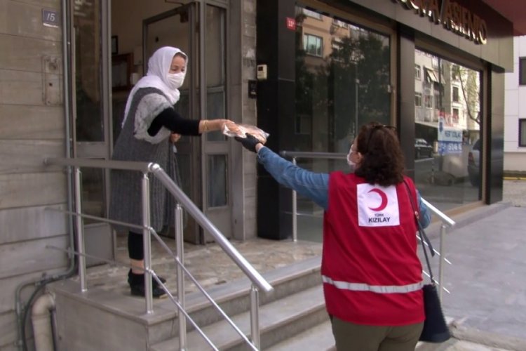T&uuml;rk Kızılay'ı ramazan pidesi dağıttı
