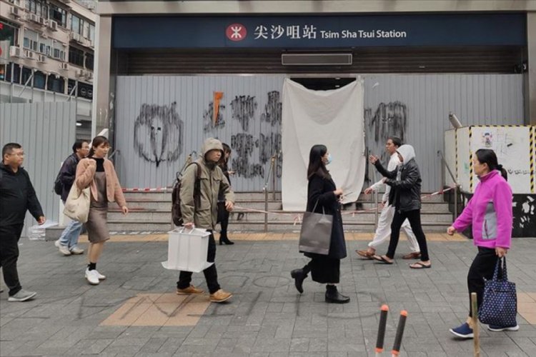 Hong Kong'da salgına rağmen alışveriş merkezinde g&ouml;steri d&uuml;zenlendi