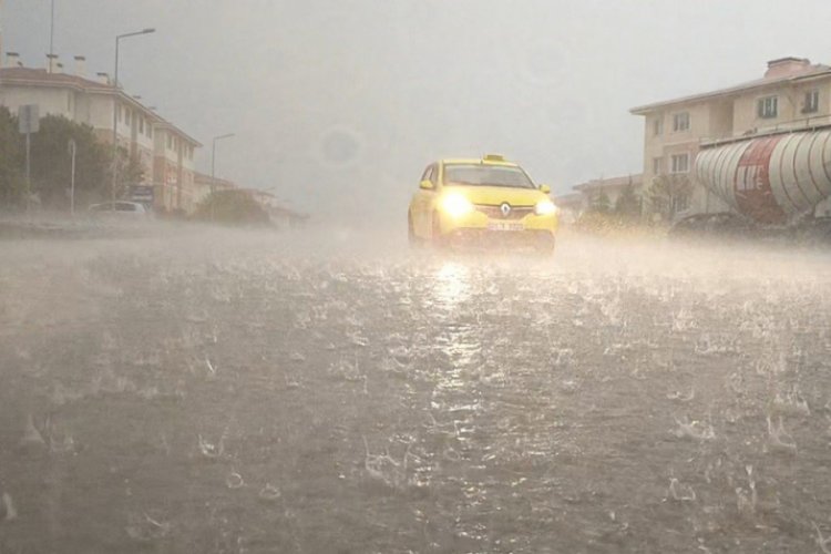 Edirne'de yağmur hayatı fel&ccedil; etti