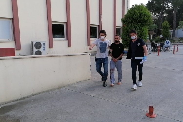 Karısı ve baldızını bı&ccedil;akladı, kanlı eşofmanla teslim oldu