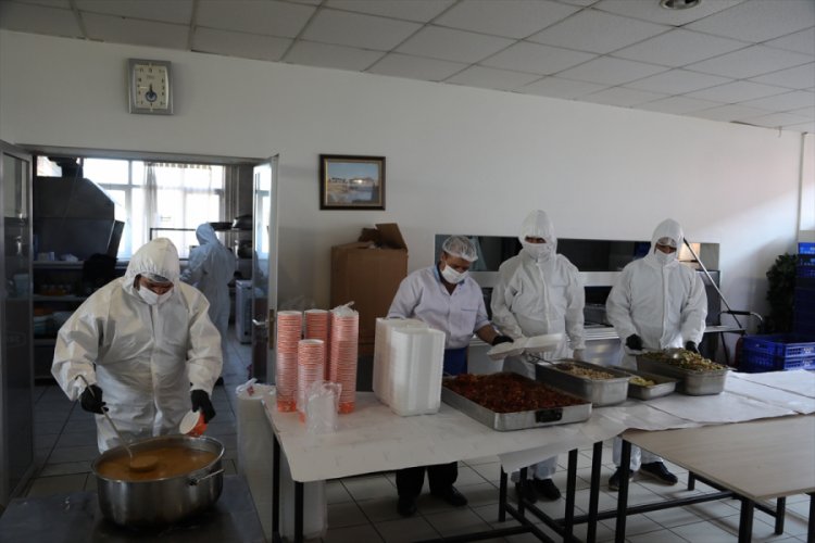 Bing&ouml;l'de sağlık &ccedil;alışanlarına iftar ve sahurda yemek veriyor