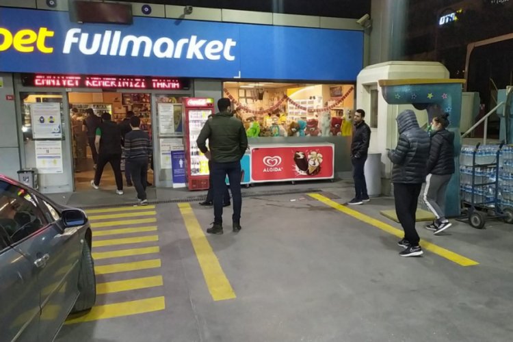Kısıtlamanın ardından vatandaşlar benzinliklere akın etti