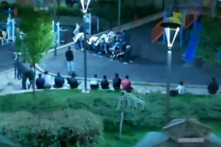 Sokağa &ccedil;ıkma kısıtlamasına uymayıp parkta oyun oynadılar