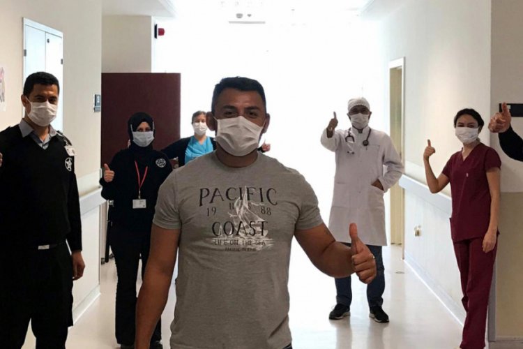 Antalya'da koronavir&uuml;s&uuml; yenen hasta, alkışlarla taburcu oldu