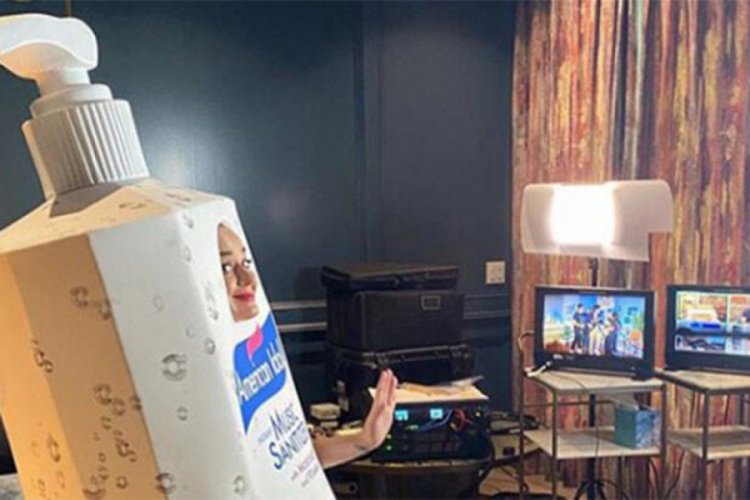 Katy Perry dezenfektan kost&uuml;m&uuml; giydi!