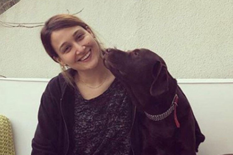 Gupse &Ouml;zay'ı &ccedil;ocukluğuna d&ouml;nd&uuml;ren &ccedil;i&ccedil;ek