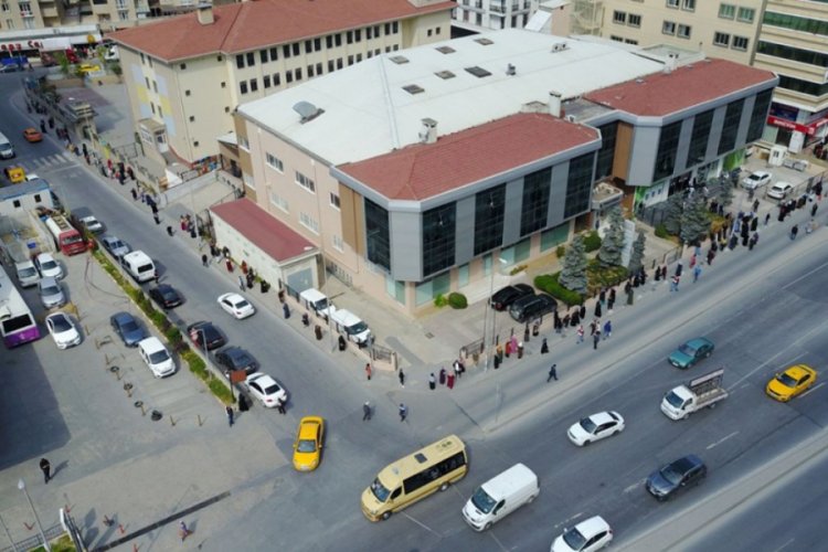 PTT &ouml;n&uuml;ndeki kuyruk caddeleri aştı