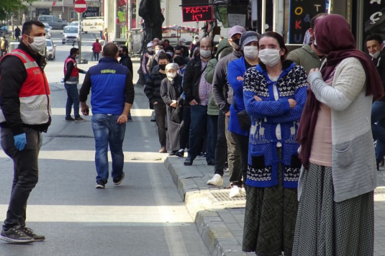 PTT &ouml;n&uuml;ndeki kuyruk metrelerce uzadı