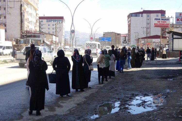 Y&uuml;ksekova'daki PTT kuyruğu 1 kilometreyi aştı