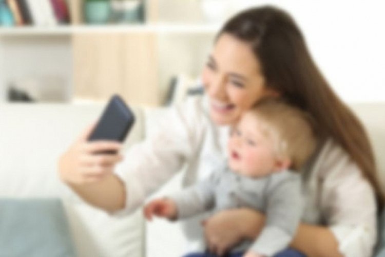 Ebeveynlerin y&uuml;zde 52'si &ccedil;ocuklarının fotoğraflarını sosyal medyada paylaşıyor