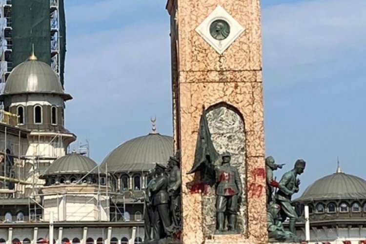 Cumhuriyet Anıtına kırmızı boyalı saldırı