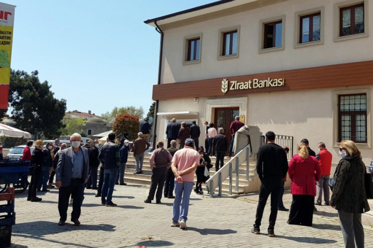 Tekirdağ'da banka ve PTT &ouml;nlerinde yoğunluk