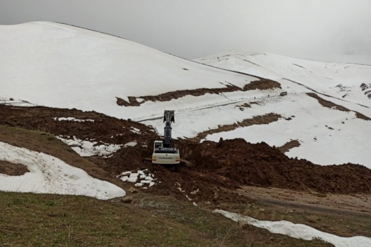 Heyelanın kapattığı yol tekrar ulaşıma a&ccedil;ıldı