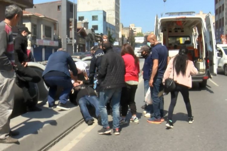 Yolun karşısına ge&ccedil;meye &ccedil;alışan adama araba &ccedil;arptı
